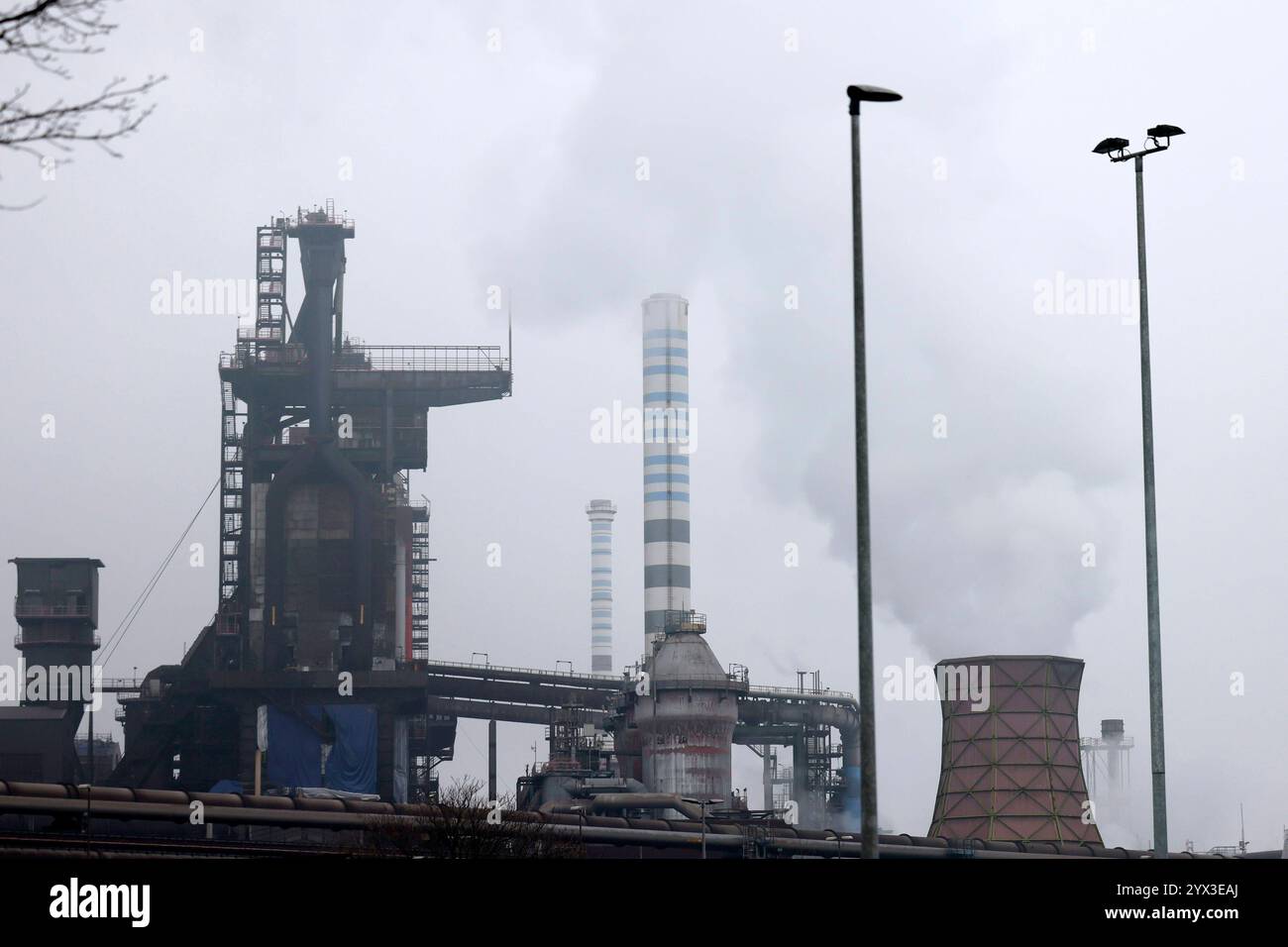 Der Blick von der Alsumer Straße auf Hochofen 8 von ThyssenKrupp Steel. Ein Zukunftspapier des Konzerns sieht weitreichenden Stellenabbau von 11,000 Arbeitsplätzen vor. Duisburg, 12.12.2024 NRW Deutschland *** Ansicht ThyssenKrupp Stahlinsenhochofen 8 aus der Alsumer Straße Ein Zukunftspapier des Konzerns sieht weitreichende Arbeitsplatzabbau von 11.000 Duisburg, 12 12 2024 NRW Deutschland vor Copyright: XChristophxHardtx Stockfoto