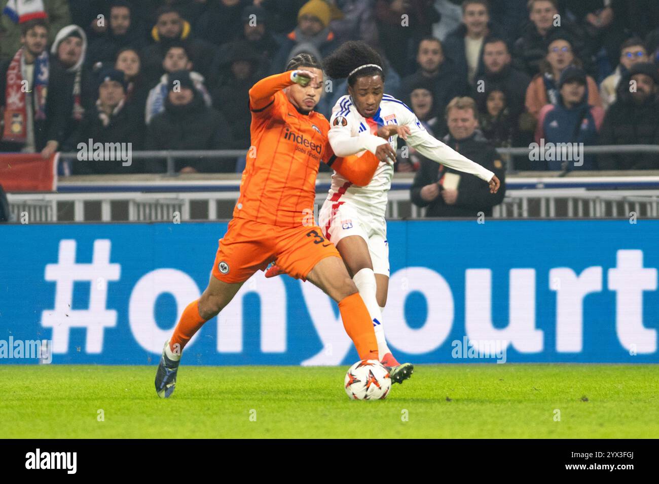 Malick Fofana aus Lyon und Nnamdi Collins aus Frankfurt am 12. Dezember 2024 im Groupama-Stadion in Décines-Charpieu bei Lyon, Frankreich - Foto Nathan Barange / DPPI Stockfoto