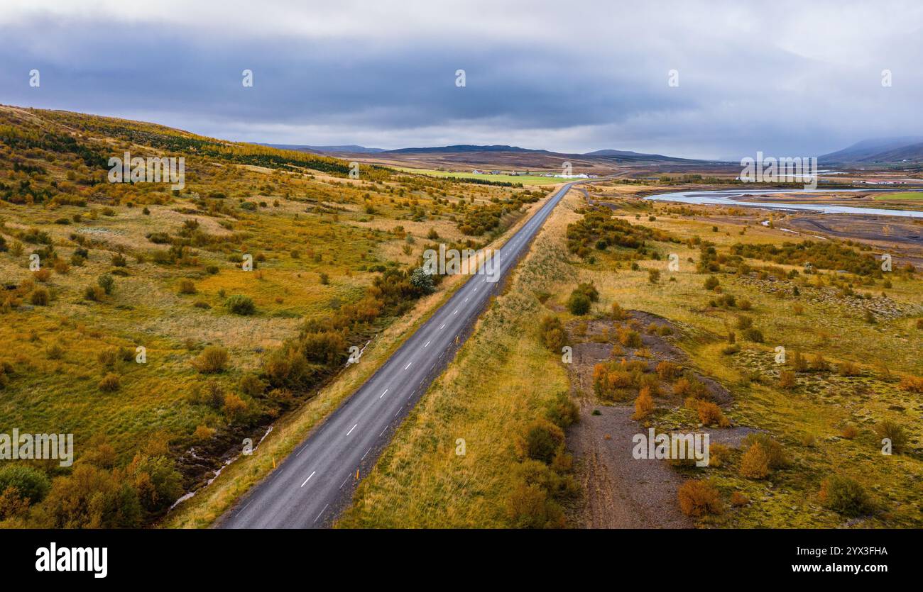 Die Straße windet sich durch die friedliche Landschaft Stockfoto