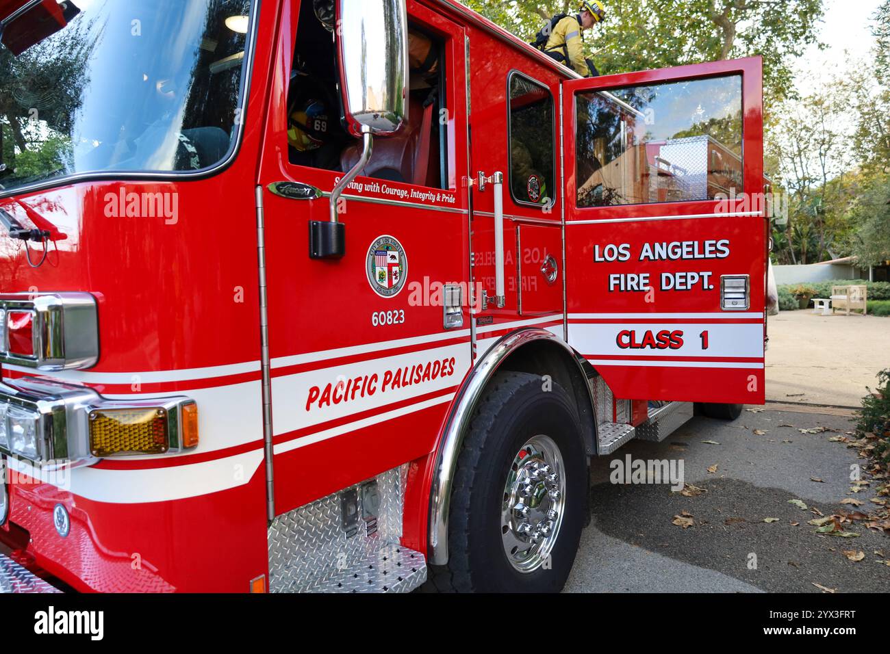 Malibu, Kalifornien, USA, 12. Dezember 2024. Ein hellrotes Feuerwehrfahrzeug der Pacific Palisades Los Angeles Fire Department mit der Nummer 69 und einem Weihnachtskranz steht am Eingang zu einem luxuriösen Malibu Grundstück in der Nähe des Serra Retreat am 12. Dezember 2024 während des Malibu Franklin Feuers. (Kreditbild: © Amy Katz/ZUMA Press Wire) NUR REDAKTIONELLE VERWENDUNG! Nicht für kommerzielle ZWECKE! Quelle: ZUMA Press, Inc./Alamy Live News Stockfoto