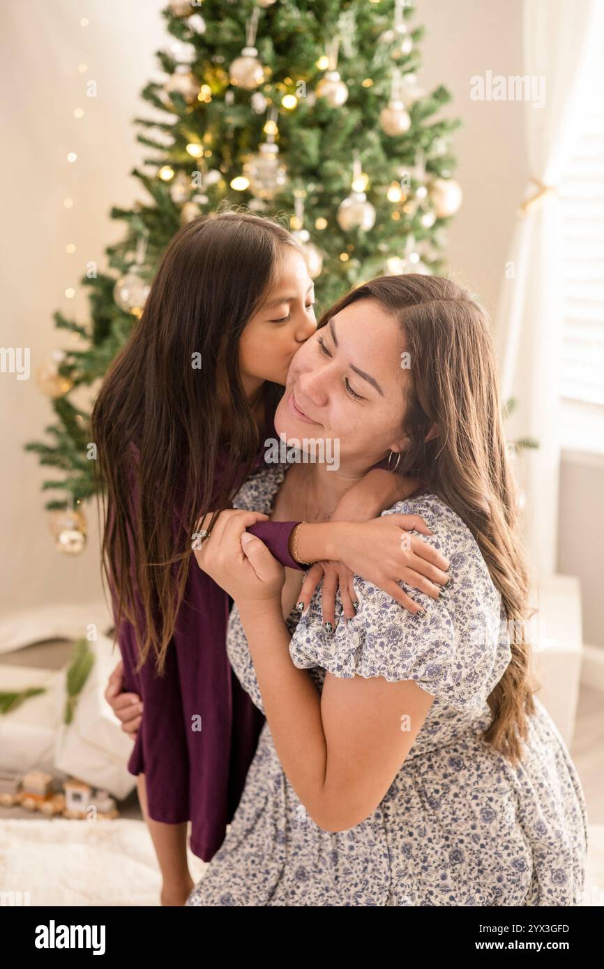 Mädchen, die Mutter auf die Wange küssen Stockfoto