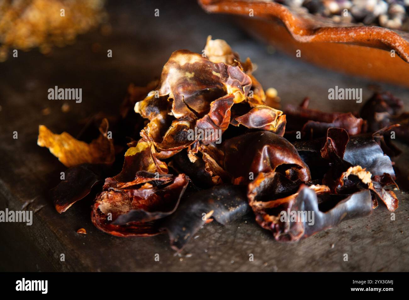 Guajillo chile aus Oaxaca, eingeweicht nach dem Rösten, um in Mexiko ein Koloradito-Rot für den Maulwurf herzustellen. Stockfoto