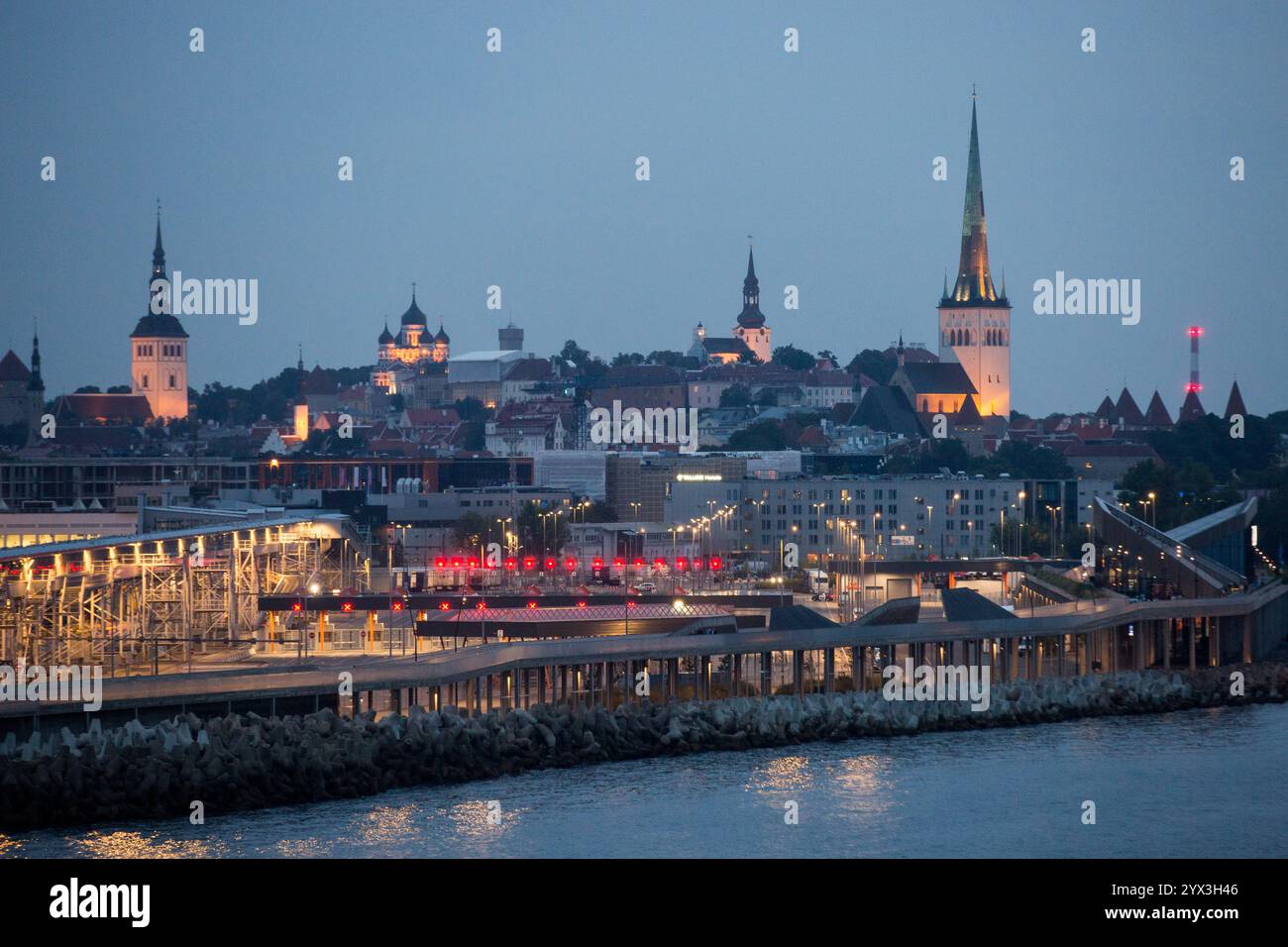 Blick auf das Panorama der Stadt und des Hafens von Tallinn. Tallinn ist die Hauptstadt und das wichtigste Regierungs-, Finanz-, Industrie- und Kulturzentrum Estlands. Stockfoto