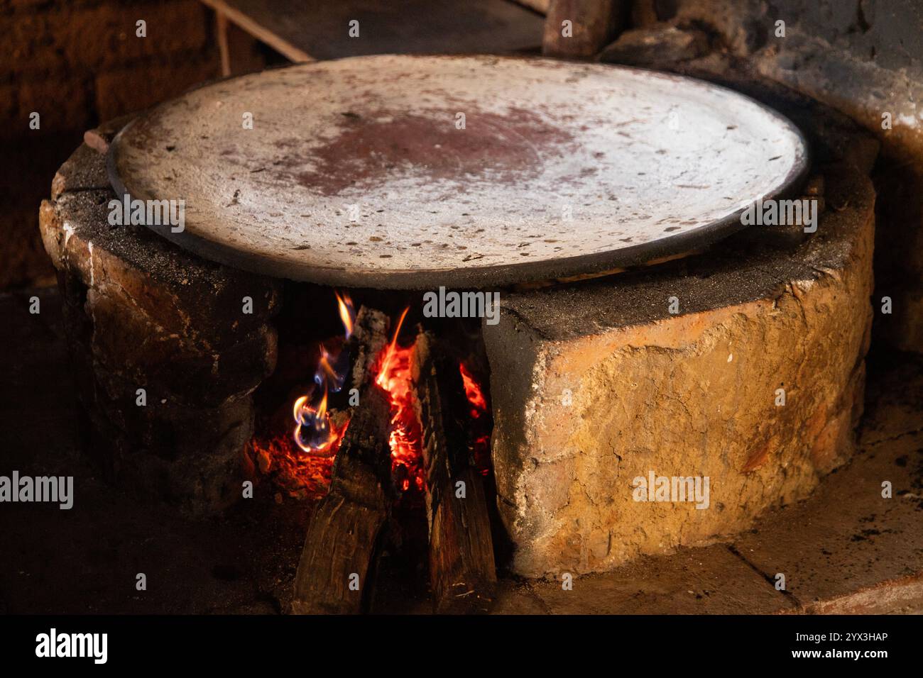 Traditioneller mexikanischer comal arbeitet mit Feuer und Holz an einem Street Food Stand in Oaxaca, Mexiko. Stockfoto