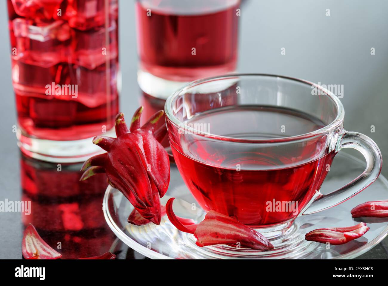 Eine Tasse Hibiskus-Tee (Karkade, roter Sauerampfer) auf dem Tisch Stockfoto