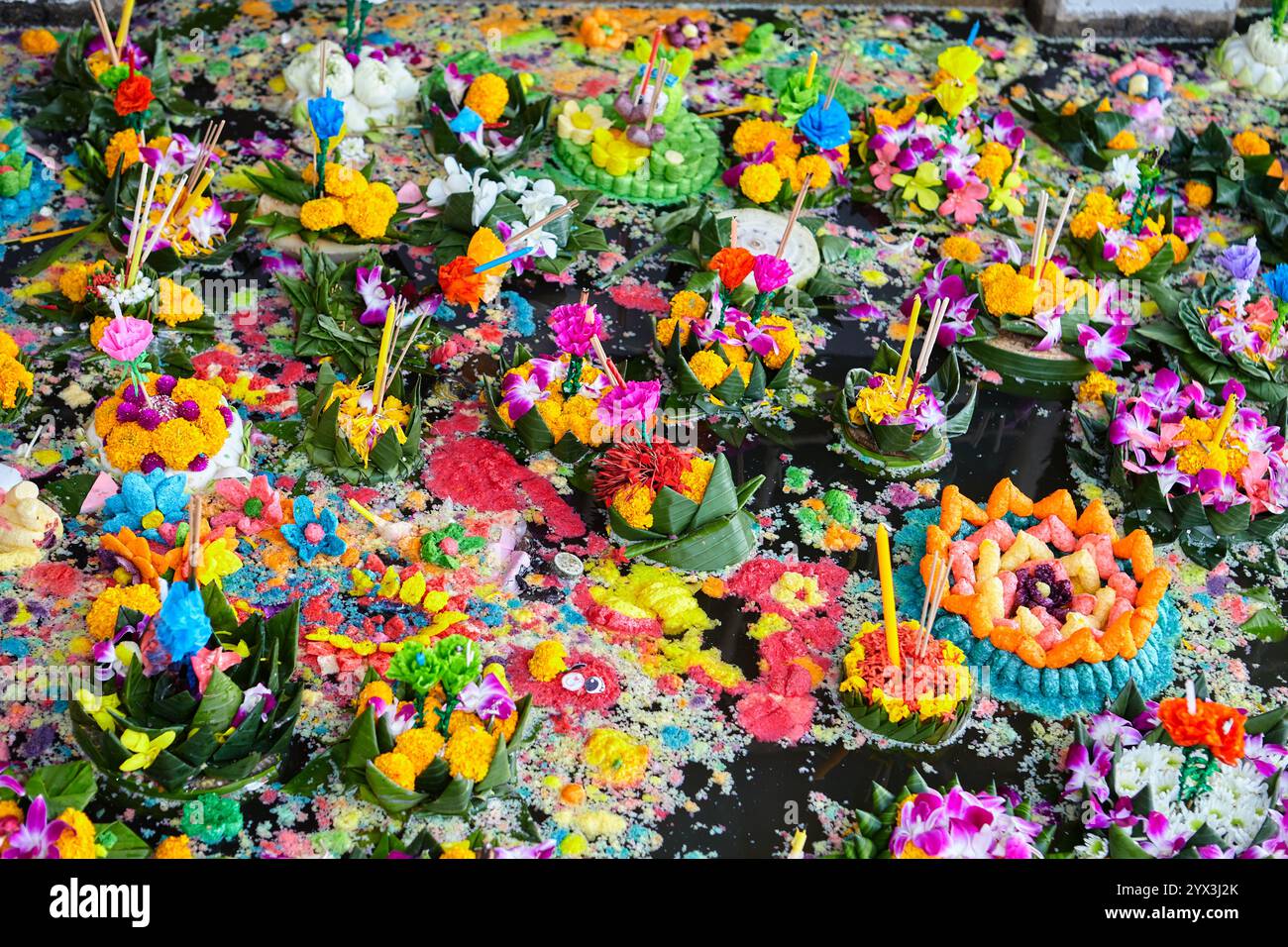 Abfall im Wasser nach dem Loy Kratong Festival in Thailand Stockfoto