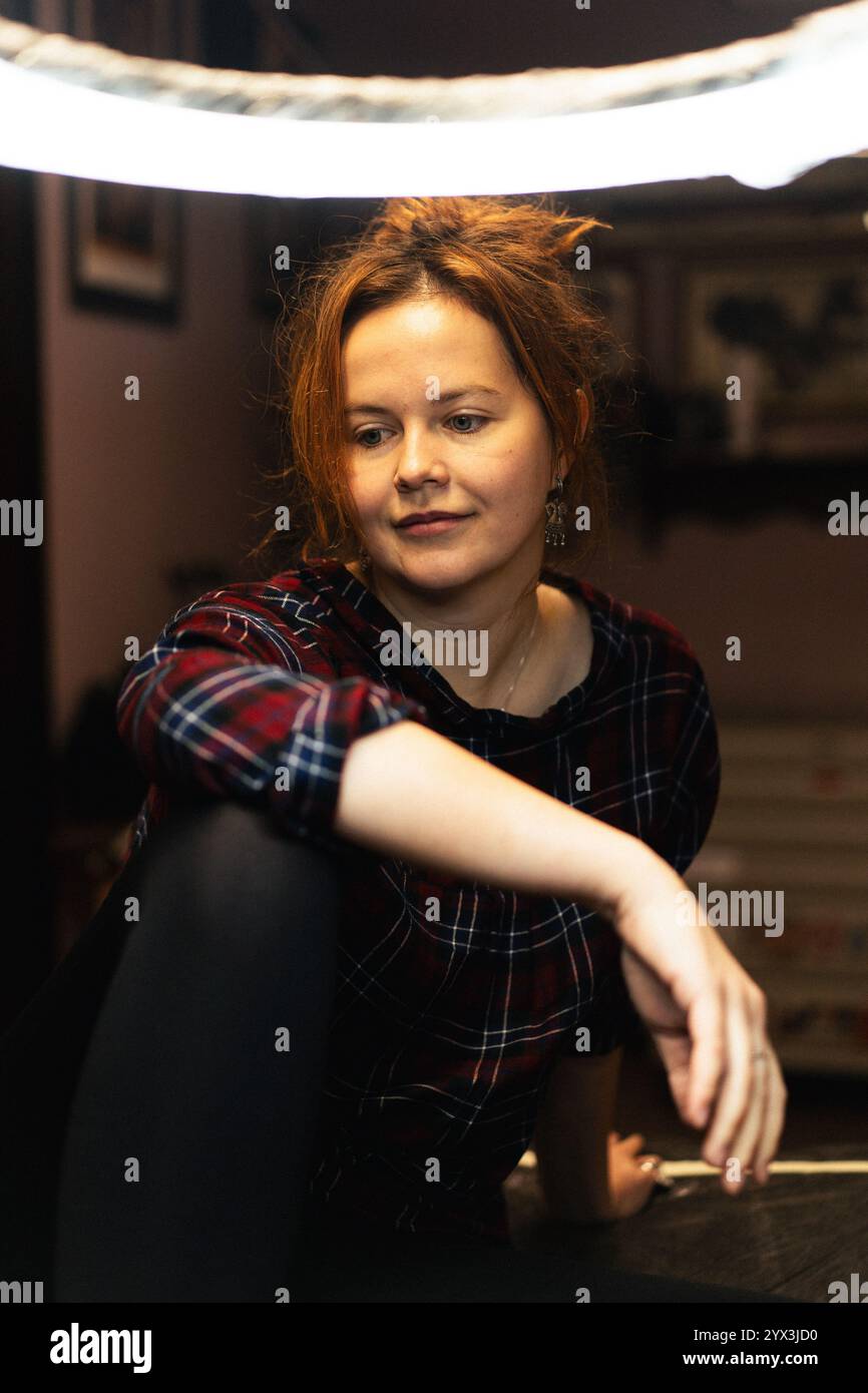 Frau in einem Tätowierungssalon Stockfoto