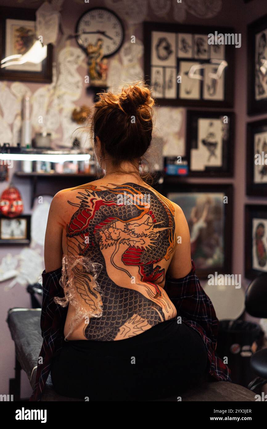 Traditionelles japanisches Drachen-Tattoo auf dem Rücken einer Frau Stockfoto