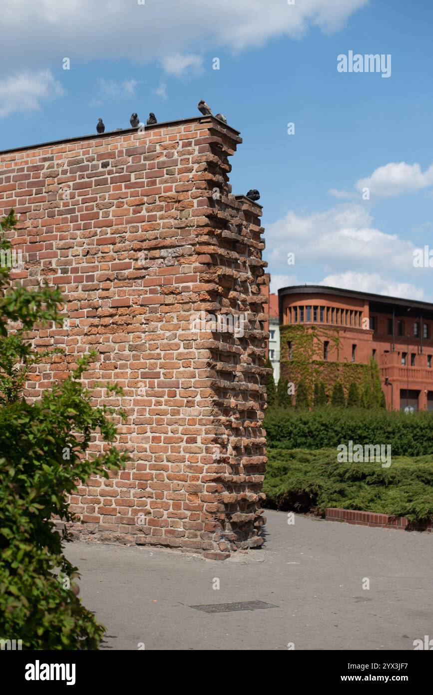 Feuerwehrgebäude in der Nähe der alten Stadtmauer in Poznań, Polen, mit historischer Backsteinarchitektur Stockfoto
