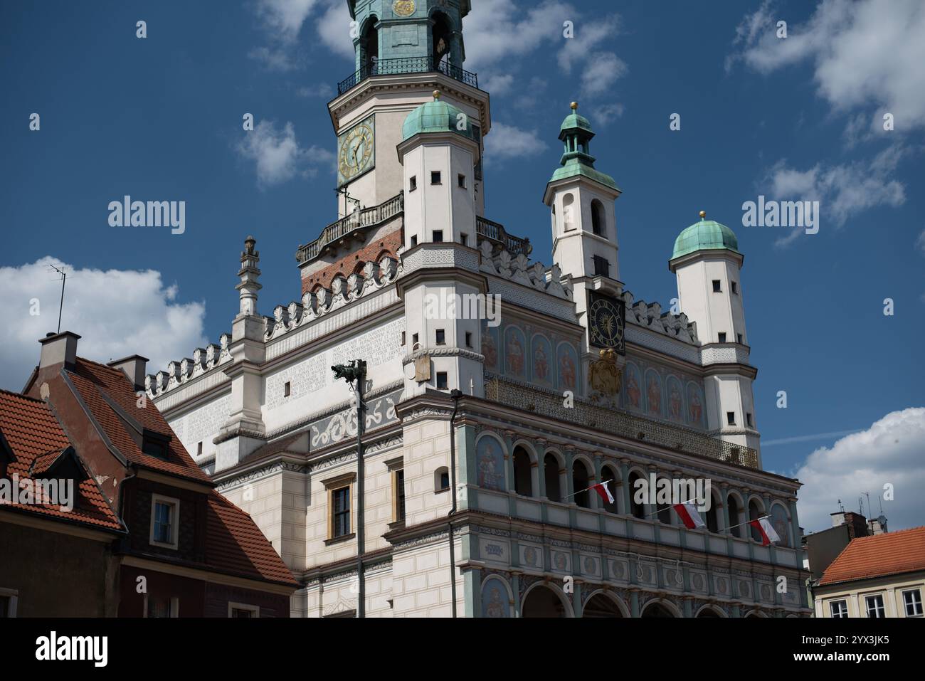 Der Rathausturm auf dem Hauptplatz (Rynek) in Poznań, Polen, mit historischer Architektur Stockfoto