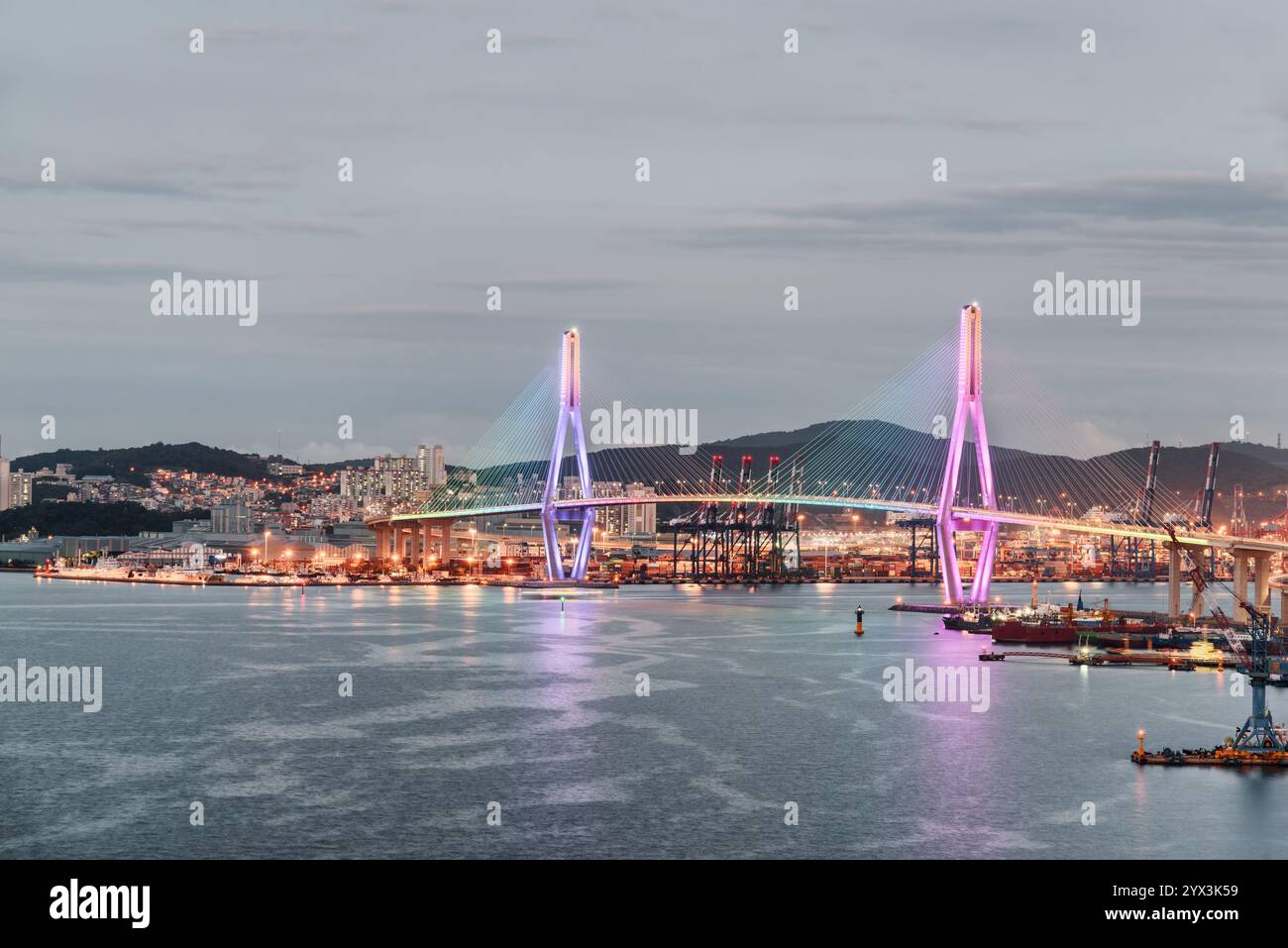 Wunderbarer Blick auf die Busan Harbor Bridge und den Hafen von Busan Stockfoto