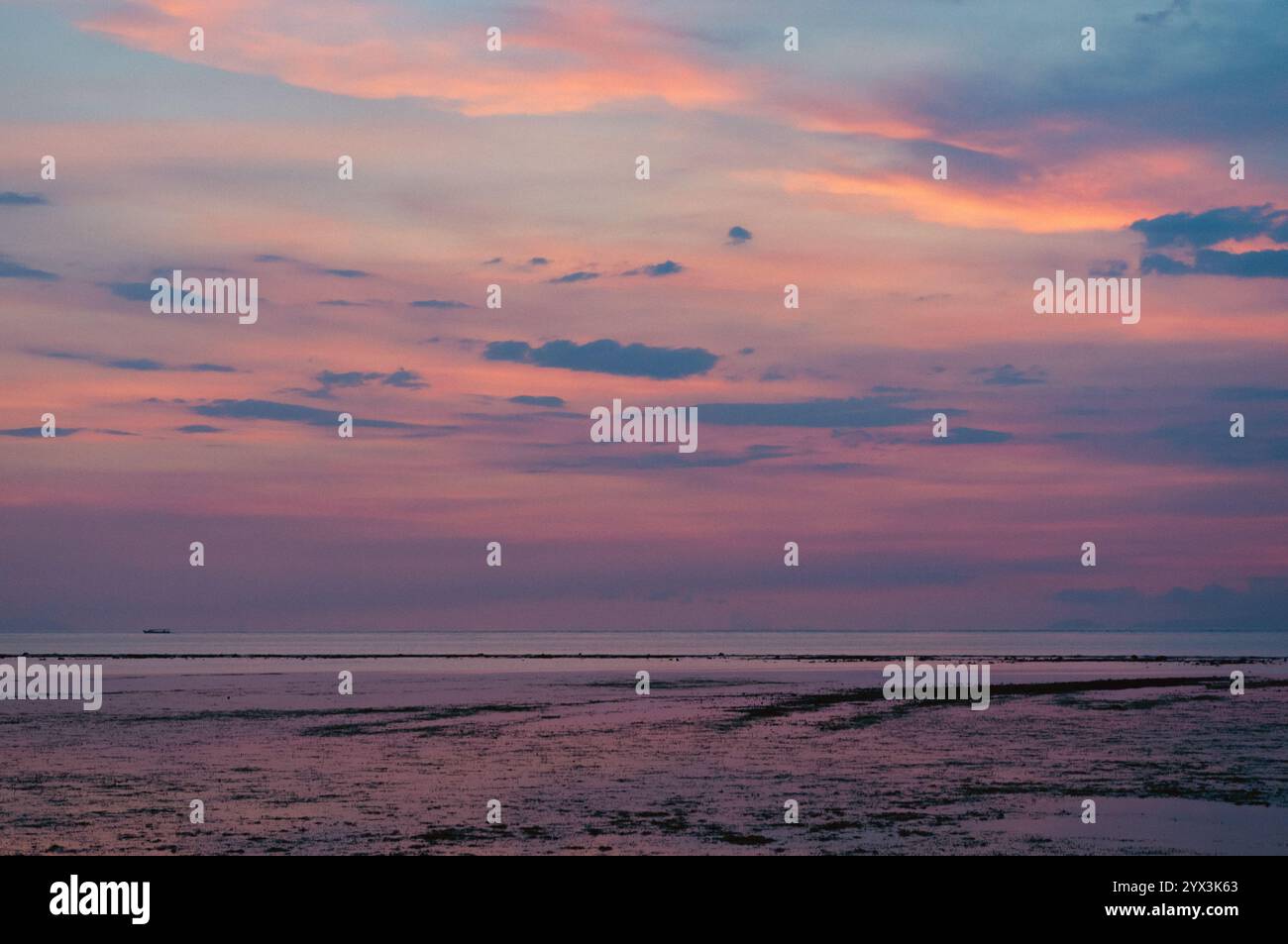 Sonnenuntergang über dem Meer, der kleinen Insel Gili Air Stockfoto