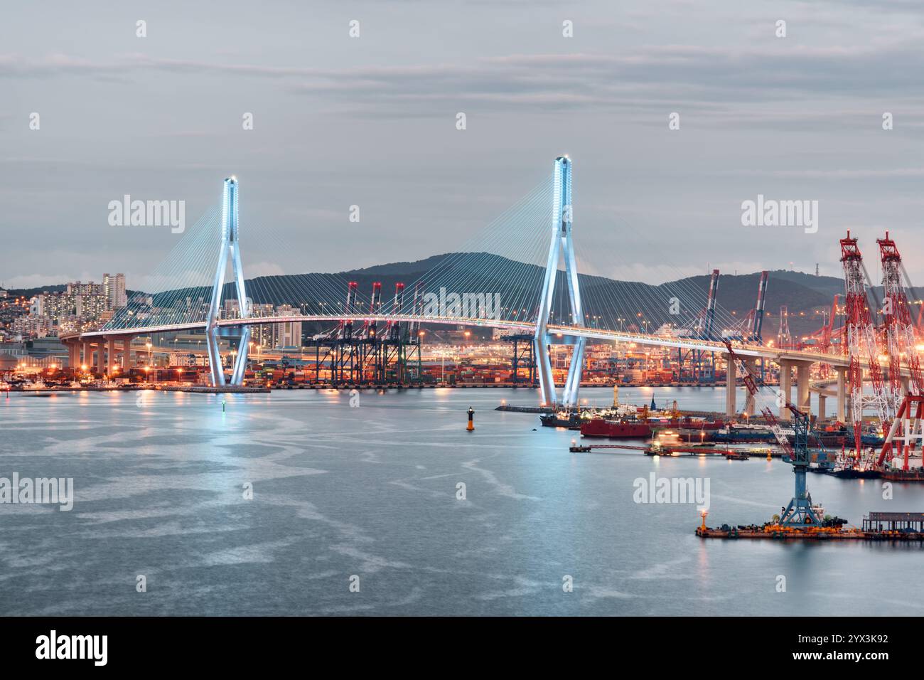 Malerischer Blick auf die Busan Harbor Bridge und den Hafen von Busan Stockfoto
