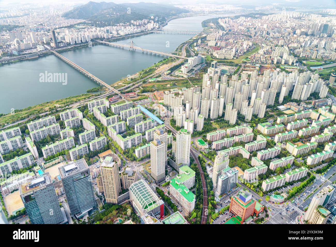 Blick von oben auf den Fluss Han und moderne Wohngebäude Stockfoto