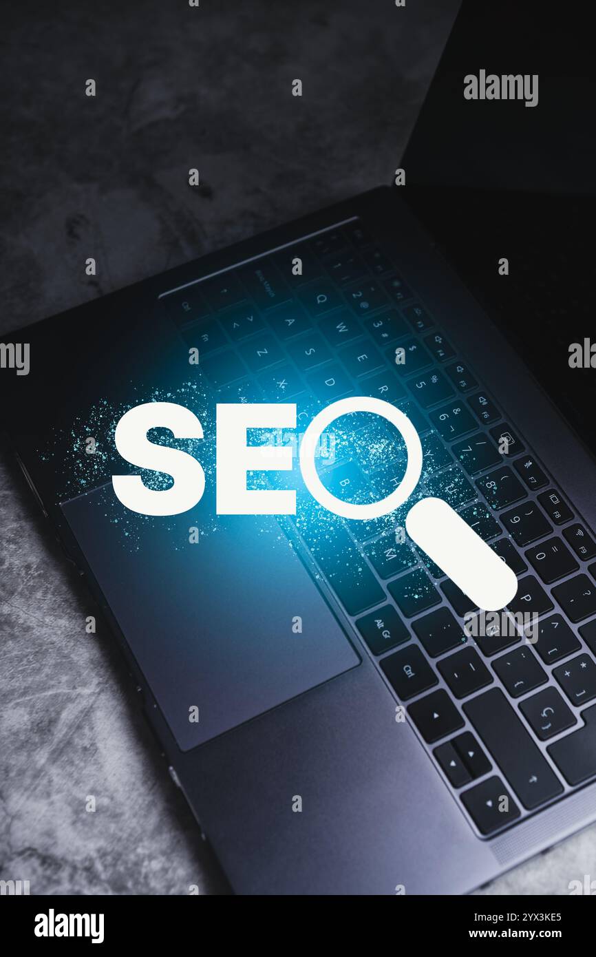 Suchmaschinenoptimierungskonzept. Notebook mit SEO-Schriftzug. Verwenden Sie Technologie für Suchinformationen. Marketing Ranking Traffic Website. Stockfoto