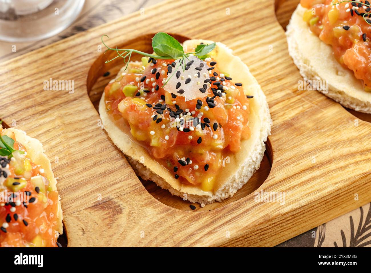 Lachs-Tatar auf einem Brett Stockfoto