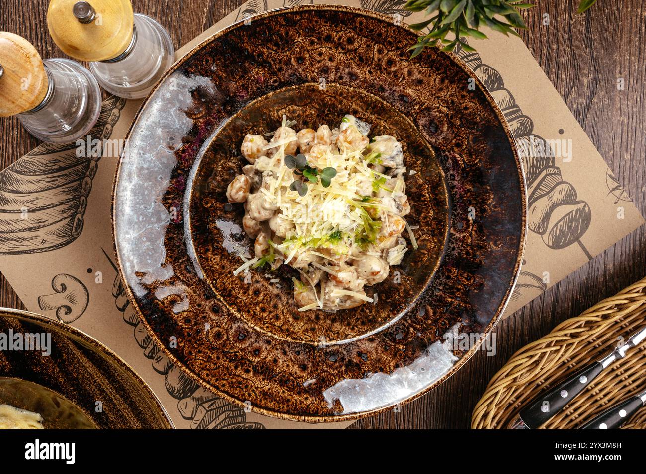 Gebackene Kartoffelknödel mit Pilzen und Parmesankäse Stockfoto