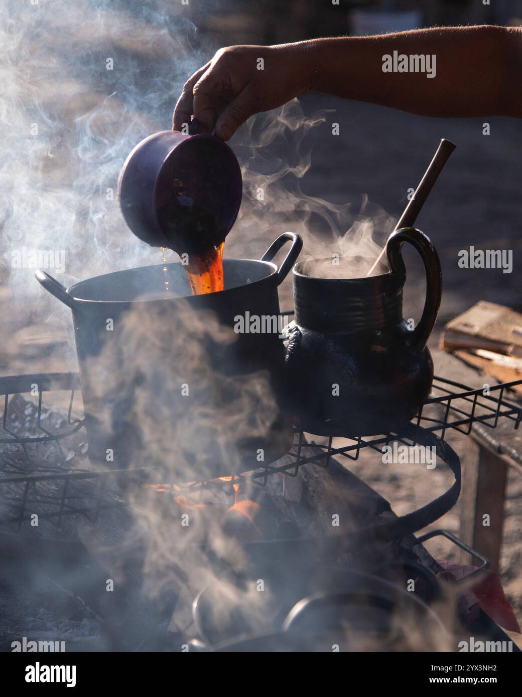 Töpfe aus Ton und Eisen an einem Street Food Stand in Oaxaca, die traditionelles mexikanisches Café de olla kochen. Stockfoto