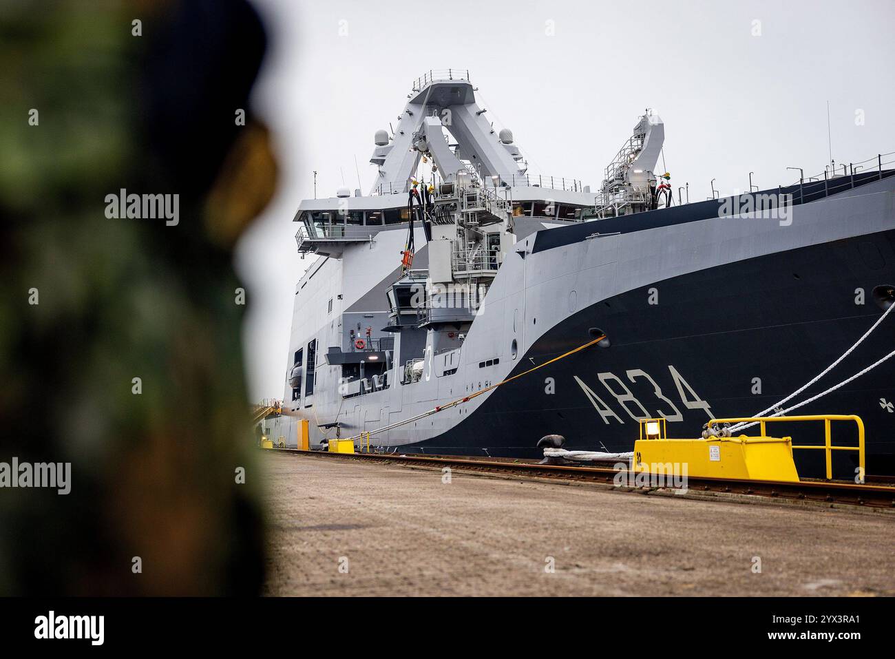 VLISSINGEN - den Helder, das neue Versorgungsschiff der Royal Netherlands Navy. Das Schiff, ein sogenanntes Combat Support Ship (CSS), befindet sich in der Schiffswerft Damen Naval, bevor es Mitte 2025 an das Verteidigungsministerium übergeben wird. ANP JEFFREY GROENEWEG niederlande Out - belgien Out Credit: ANP/Alamy Live News Stockfoto