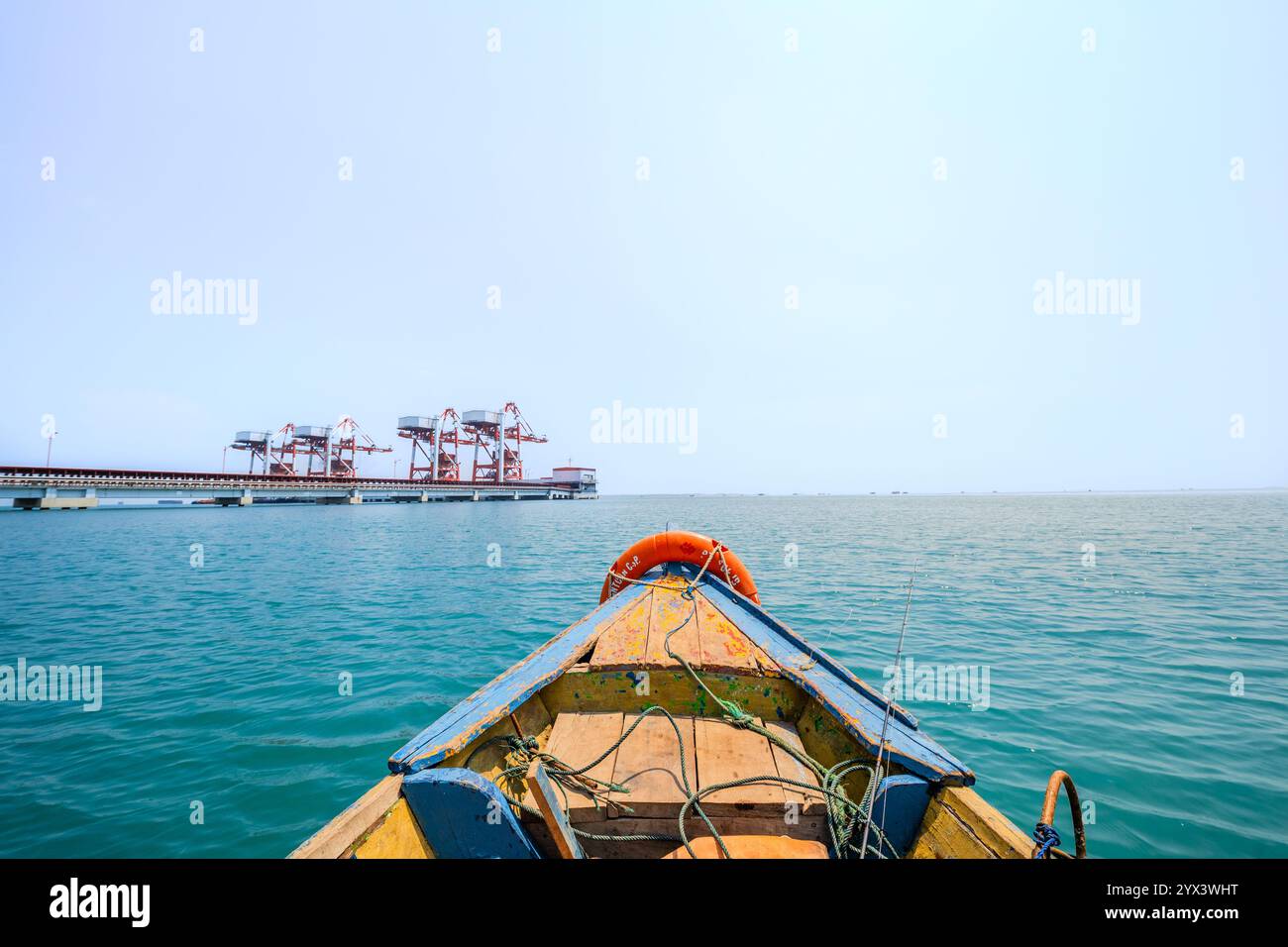 Traditionelles Boot, das auf dem offenen Meer segelt. Tiefes Blaues Meer unter der hellen Mittagssonne. Stockfoto