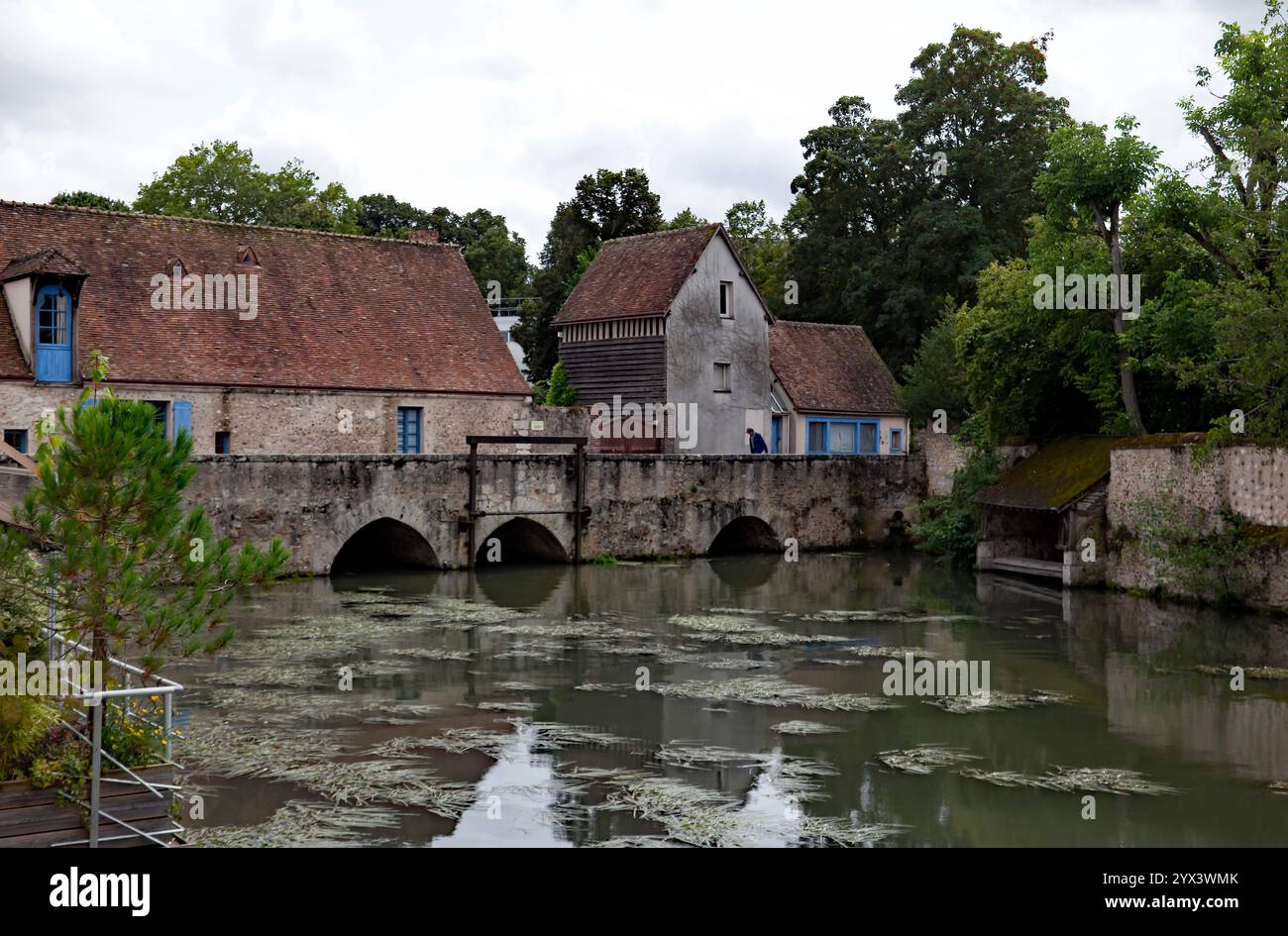 Rue des Trois Moulins, Saint-Pere-Mühle und Brücke über den Fluss Eure, Chartres, Frankreich Stockfoto