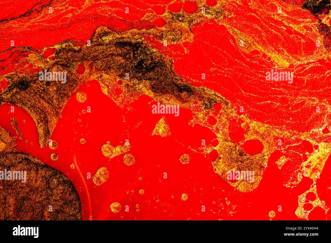 Roter und schwarzer abstrakter Hintergrund mit schwarzen Farbstreifen in rotem Wasser mit Gold Stockfoto