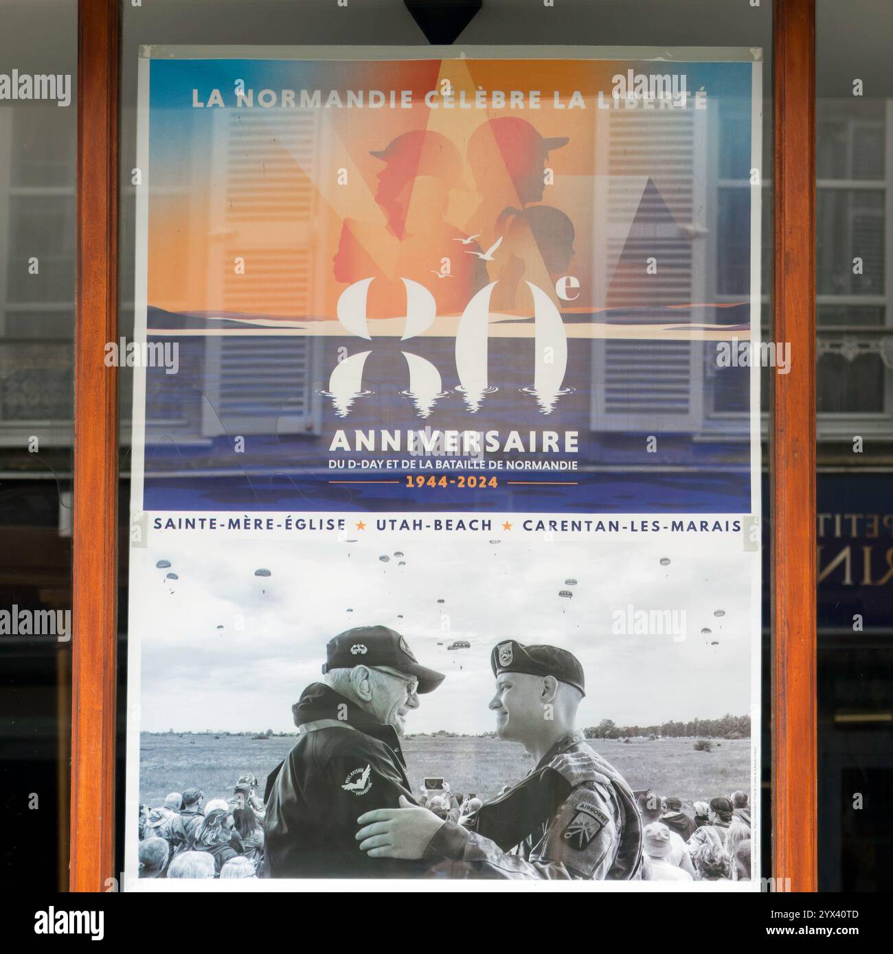 Poster in einem Schaufenster in Chartres zum 80. Jahrestag der Schlacht in der Normandie und der Befreiung Frankreichs Stockfoto