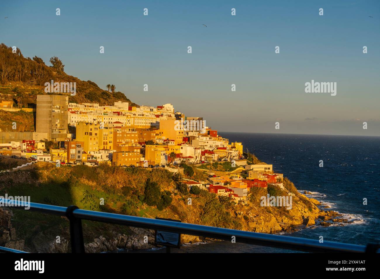 Marokkanisch aussehende Siedlung in den Hügeln von Ceuta, Spanien, Nordafrika Stockfoto