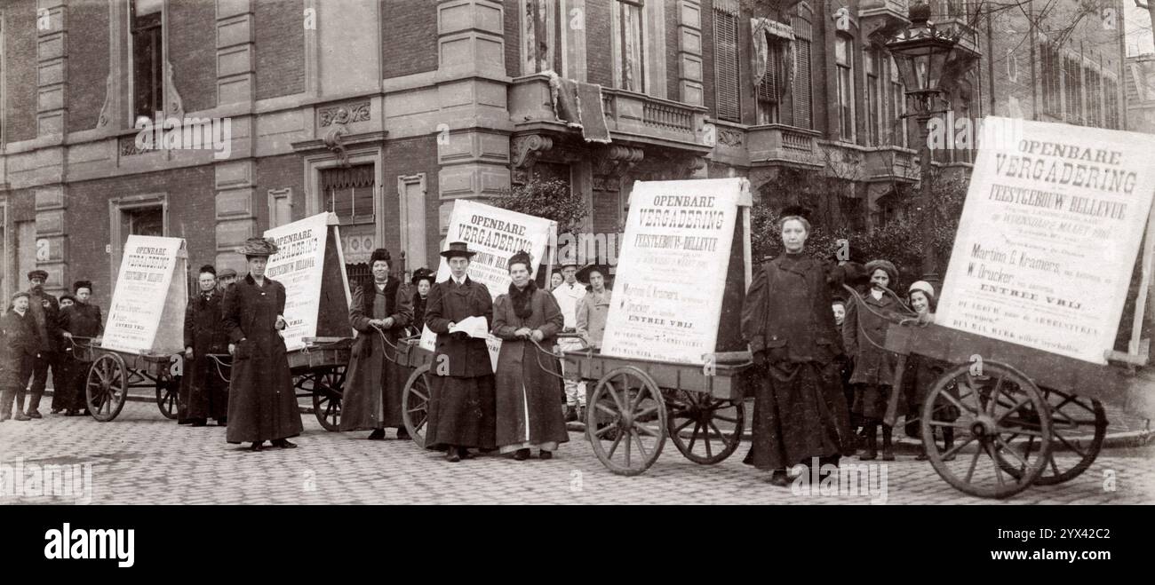 Frauenwahlrecht. Protesttreffen der Frauen auf der Straße, Förderung des Frauenwahlrechts, Niederlande 1910. Stockfoto