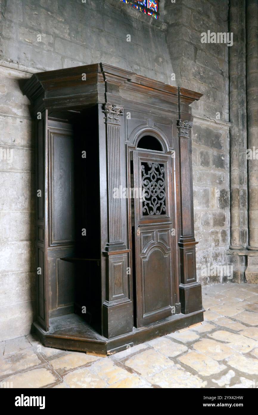 Ein Beichtstuhl in der gotischen Kathedrale in Chartres, Frankreich Stockfoto