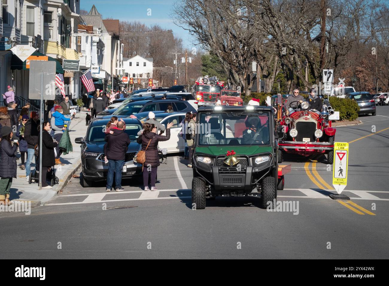 Eine Prozession von Feuerwehrfahrzeugen fährt auf der Katonah Avenue in Westchester bei der jährlichen Weihnachtsparade. Stockfoto