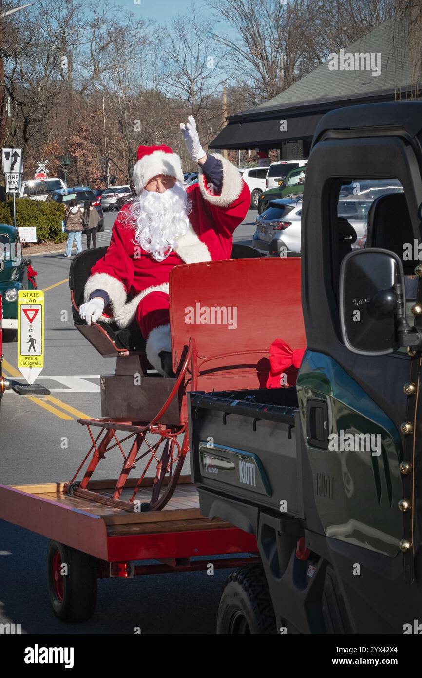 Eine Prozession von Feuerwehrfahrzeugen fährt auf der Katonah Avenue in Westchester bei der jährlichen Weihnachtsparade. Stockfoto