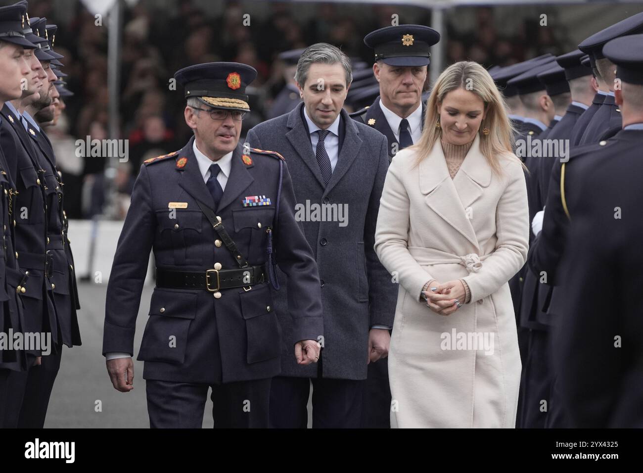 Garda-Kommissar Drew Harris, (Mitte links) Taoiseach Simon Harris (Mitte) und Justizministerin Helen McEntee (Mitte rechts) bei der Abschlussfeier des Garda College in der McCan Barracks in Templemore, Co Tipperary. Bilddatum: Donnerstag, 12. Dezember 2024. Stockfoto