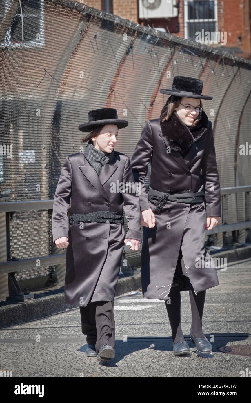 2 chassidische Jüdische überqueren die BQE-Überführung in ihrer Urlaubskleidung während des Chol Hamoed-Passahs 2024. Stockfoto