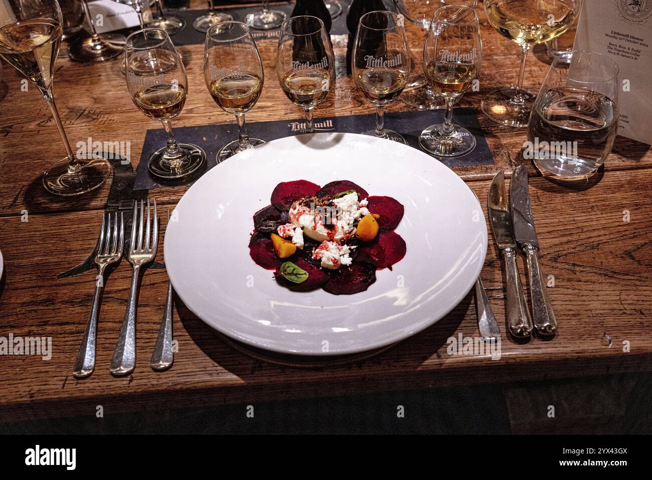 Rote Bete mit Salz, gebackener Feta, herzhaftes Granola Stockfoto