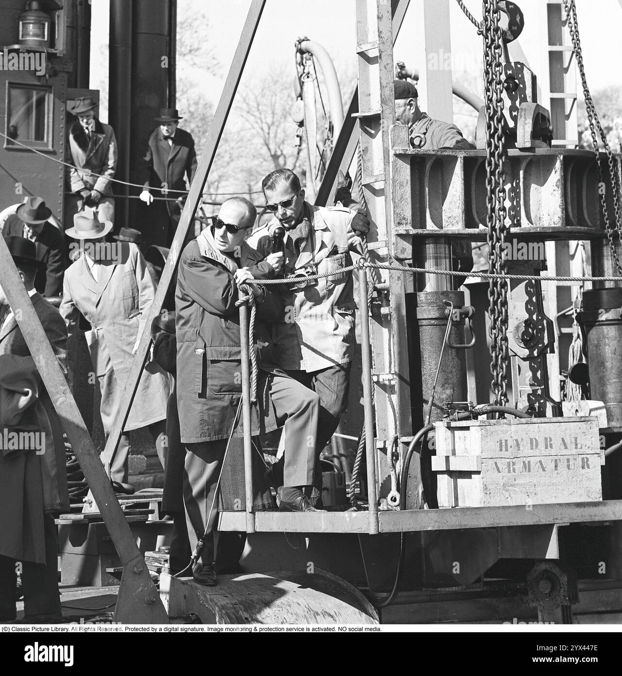 Die VASA oder Wasa ist ein schwedisches Kriegsschiff, das zwischen 1626 und 1628 gebaut wurde. Das Schiff sank nach einer Fahrt von etwa 1.300 m (1.400 m) in ihre Jungfernfahrt am 10. August 1628. Es befand sich Ende der 1950er Jahre wieder in einem belebten Schifffahrtsgebiet im Stockholmer Hafen bei anders Franzen. Das Schiff wurde 1961 mit einem weitgehend intakten Rumpf gerettet. Am Montag, den 24. April 1961, drehte sich das Publikum um Kastellholmen zusammen mit Medien aus aller Welt. Es war Zeit für den letzten Aufzug, als Vasa nach 333 Jahren in kompakter Dunkelheit am Boden endlich das Licht der Welt sah. Abgebildet Anders Fra Stockfoto