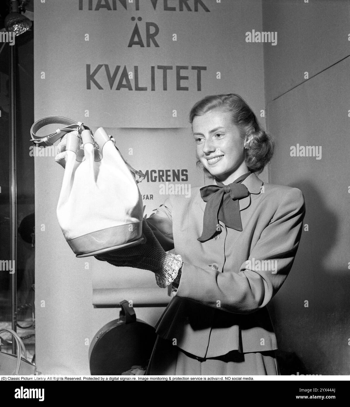 Damenmode in den 1940er Jahren Eine junge Frau mit einer Handtasche im Design des Jahres 1949. Schweden 1949 Kristoffersson Ref. AS15-4 Stockfoto
