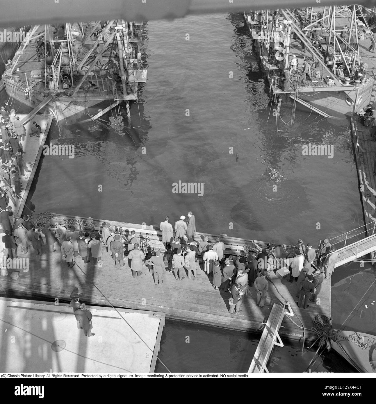 Die VASA oder Wasa ist ein schwedisches Kriegsschiff, das zwischen 1626 und 1628 gebaut wurde. Das Schiff sank nach einer Fahrt von etwa 1.300 m (1.400 m) in ihre Jungfernfahrt am 10. August 1628. Es befand sich Ende der 1950er Jahre wieder in einem belebten Schifffahrtsgebiet im Stockholmer Hafen bei anders Franzen. Das Schiff wurde 1961 mit einem weitgehend intakten Rumpf gerettet. Am Montag, den 24. April 1961, drehte sich das Publikum um Kastellholmen zusammen mit Medien aus aller Welt. Es war Zeit für den letzten Aufzug, als Vasa nach 333 Jahren in kompakter Dunkelheit am Boden endlich das Licht der Welt sah. Ich habe mir den ersten Vater vorgestellt Stockfoto