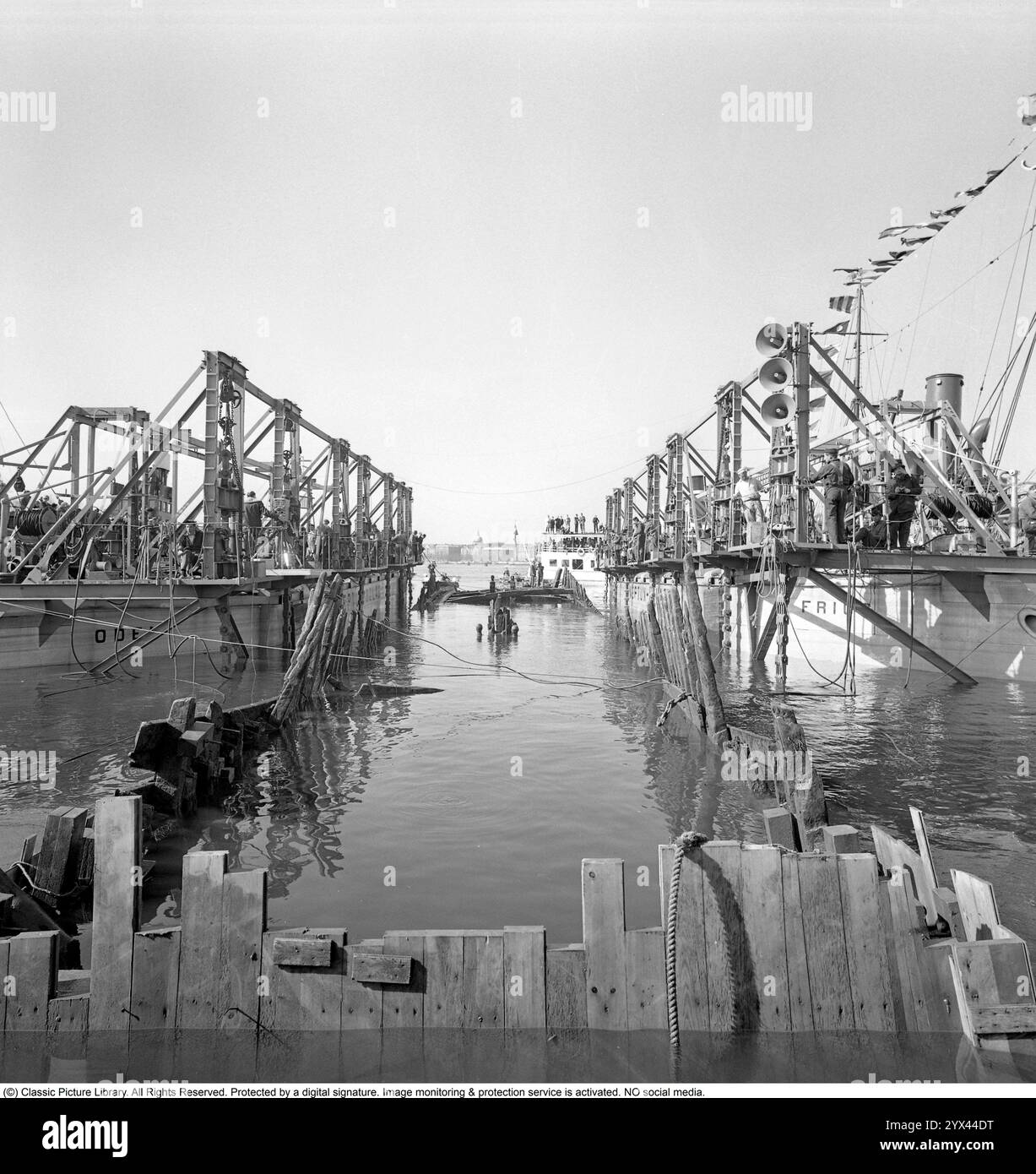 Die VASA oder Wasa ist ein schwedisches Kriegsschiff, das zwischen 1626 und 1628 gebaut wurde. Das Schiff sank nach einer Fahrt von etwa 1.300 m (1.400 m) in ihre Jungfernfahrt am 10. August 1628. Es befand sich Ende der 1950er Jahre wieder in einem belebten Schifffahrtsgebiet im Stockholmer Hafen bei anders Franzen. Das Schiff wurde 1961 mit einem weitgehend intakten Rumpf gerettet. Am Montag, den 24. April 1961, drehte sich das Publikum um Kastellholmen zusammen mit Medien aus aller Welt. Es war Zeit für den letzten Aufzug, als Vasa nach 333 Jahren in kompakter Dunkelheit am Boden endlich das Licht der Welt sah. Ich habe mir den ersten Vater vorgestellt Stockfoto