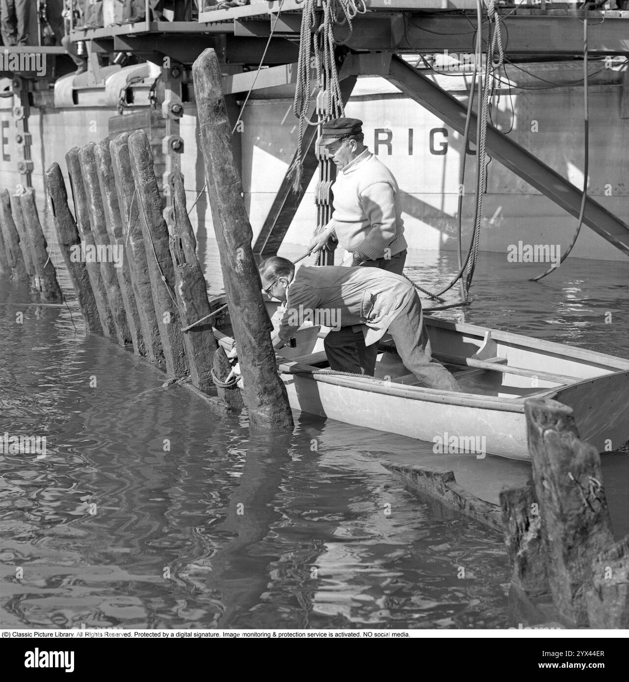 Die VASA oder Wasa ist ein schwedisches Kriegsschiff, das zwischen 1626 und 1628 gebaut wurde. Das Schiff sank nach einer Fahrt von etwa 1.300 m (1.400 m) in ihre Jungfernfahrt am 10. August 1628. Es befand sich Ende der 1950er Jahre wieder in einem belebten Schifffahrtsgebiet im Stockholmer Hafen bei anders Franzen. Das Schiff wurde 1961 mit einem weitgehend intakten Rumpf gerettet. Am Montag, den 24. April 1961, drehte sich das Publikum um Kastellholmen zusammen mit Medien aus aller Welt. Es war Zeit für den letzten Aufzug, als Vasa nach 333 Jahren in kompakter Dunkelheit am Boden endlich das Licht der Welt sah. Abgebildet Anders Fra Stockfoto