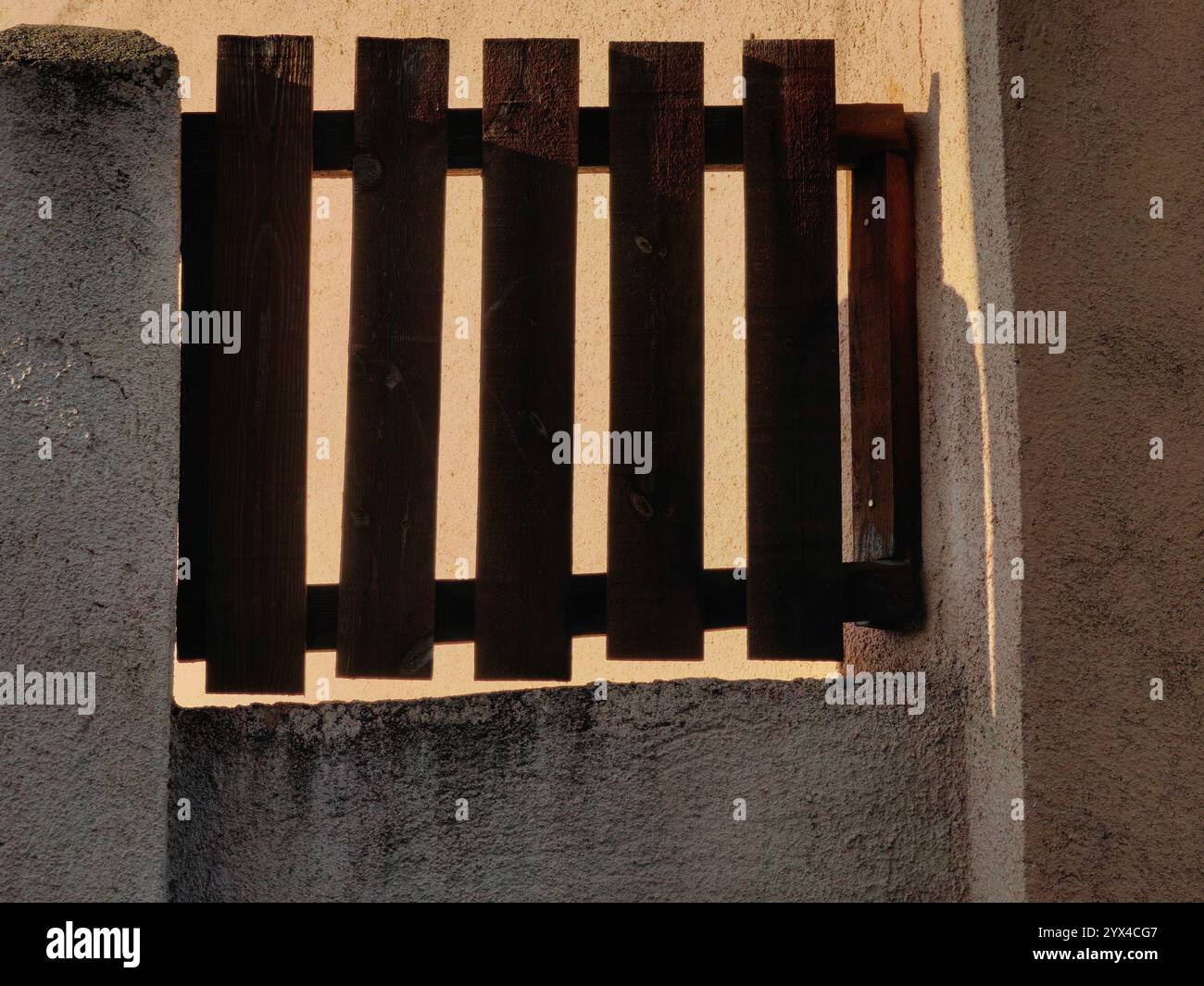 Verwitterte braune Holzdielen. Teil des Zauns, Haus Hofarchitektur. Eingerahmt von den Säulen. Stockfoto