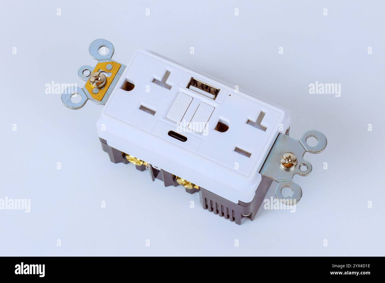 Die Steckdoseneinheit verfügt über mehrere Steckeroptionen, einschließlich USB-Ladeanschlüssen, ein speziell entwickeltes Selbsttest-GFI für modernen Wohnkomfort und Vielseitigkeit elektrischer Geräte Stockfoto