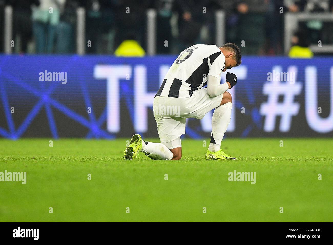 Juventus’ Danilo feiert am Ende des Spiels der UEFA Champions League 2024/25 Phase MD6 zwischen Juventus FC und Manchester City FC in Juven Stockfoto