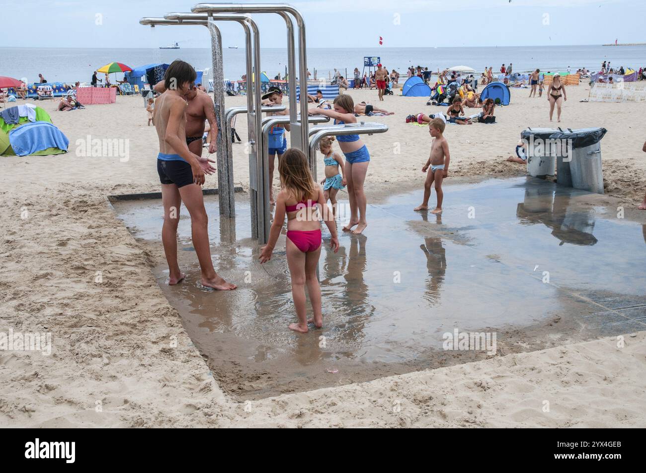 Dusche am Strand nach dem Schwimmen in Swinoujscie, Westpommern, Polen, Osteuropa, Europa Stockfoto