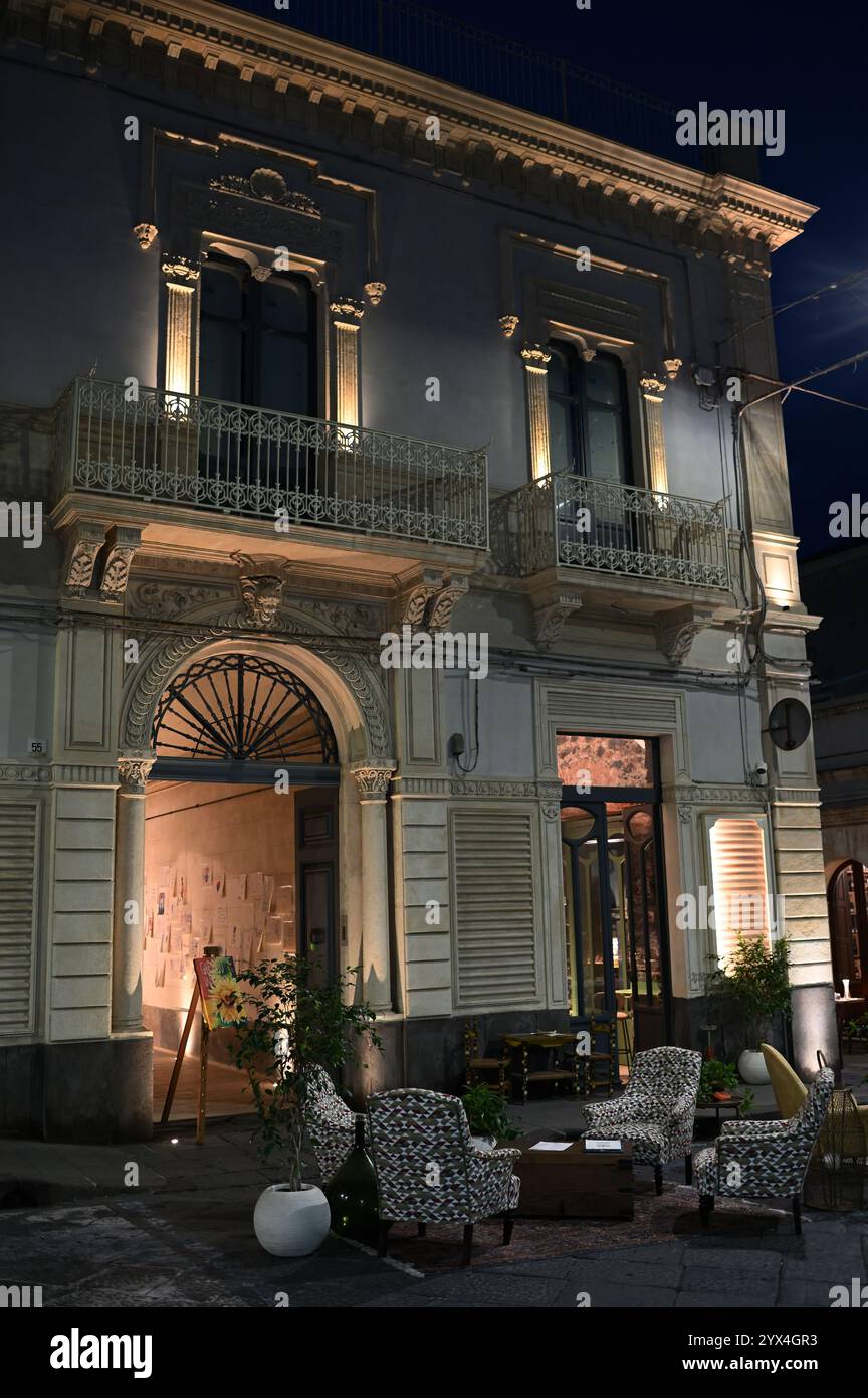 Bezaubernde Gebäude säumen die Straßen von Giarre, Sizilien, mit traditioneller Architektur. Stockfoto