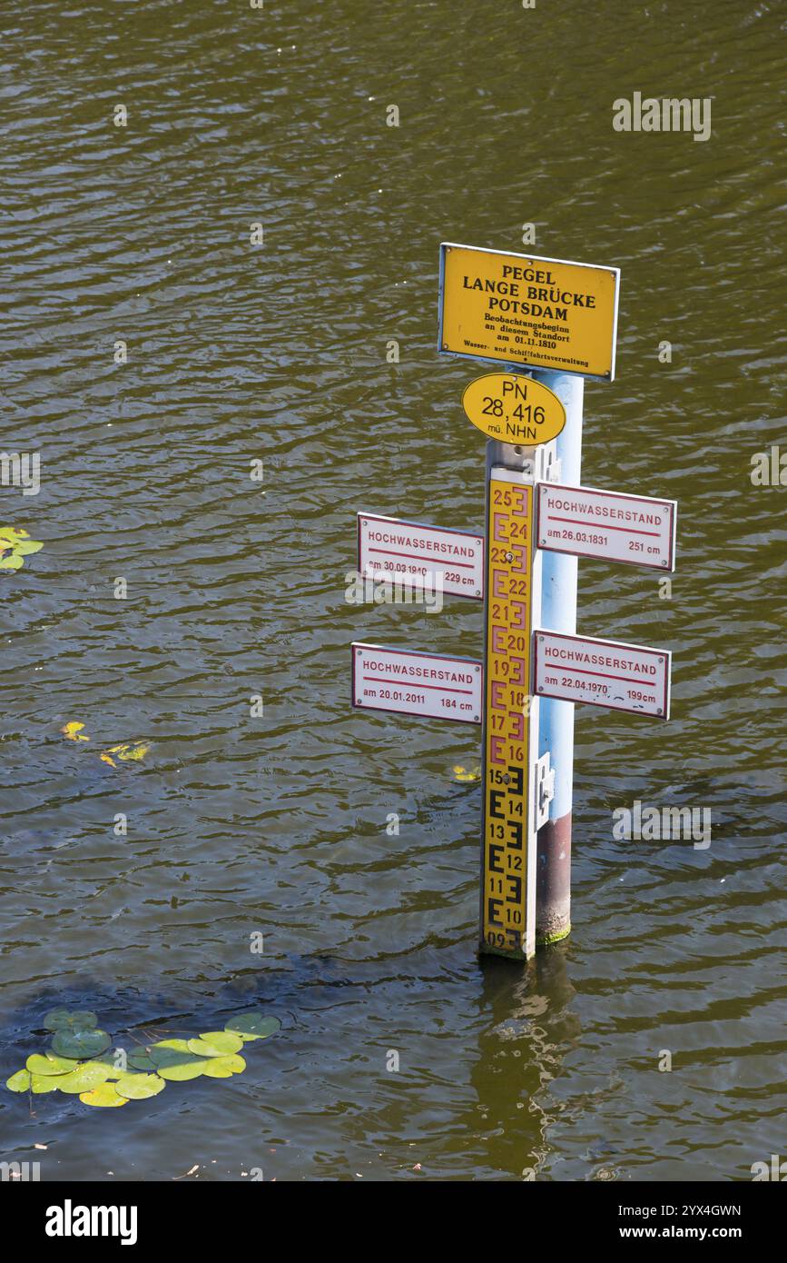 Wasserstandsanzeiger im Wasser, umgeben von reflektierendem Fluss, historischer Wasserstandsanzeiger, Havel, Alte Fahrt, lange Brüecke, Potsdam, Brandenburg, Stockfoto