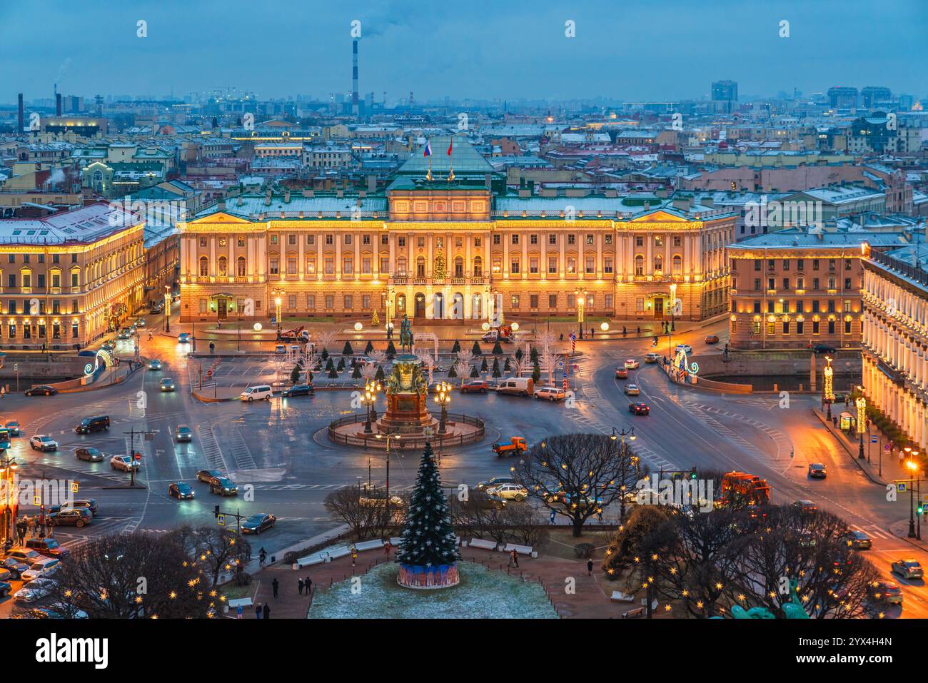 Bei Einbruch der Nacht werden die wunderschönen Gebäude St. Petersburgs, wie der Mariinski-Palast, beleuchtet Stockfoto