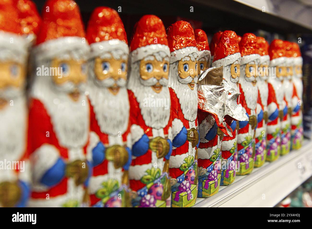 10.12.2018, Supermarkt, Hamburg, aufgerissen und gebissen Vaterweihnachtfigur im Regal Hamburg, Hamburg, Deutschland, Europa Stockfoto