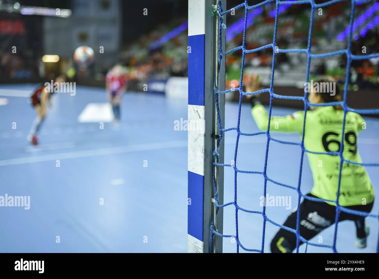 Detail der Handball Torpfosten mit Net und Handball Match im Hintergrund. Stockfoto