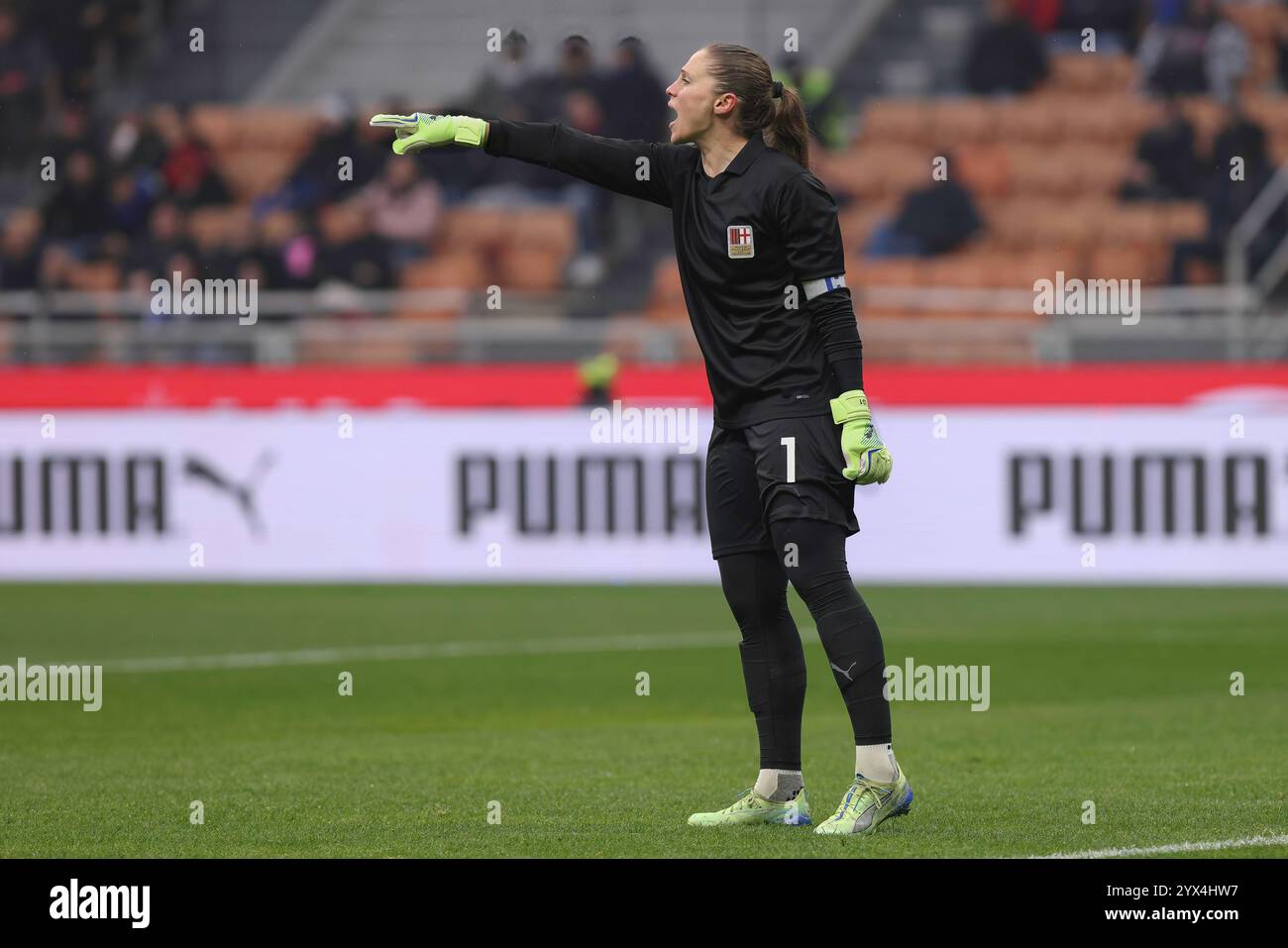 Mailand, Italien. Dezember 2024. Italien, Mailand, 2024 12 08: Laura Giuliani (AC Mailand) berät Teamkollegen in der ersten Halbzeit während des Fußballspiels AC Mailand gegen FC Inter, Women Serie A 2024-2025 Tag 12, San Siro StadiumItalien, Mailand, 2024 12 08: AC Mailand gegen FC Inter, Italien Frauen Serie A 2024/2025, Tag 12 im San Siro Stadion (Foto: Fabrizio Andrea Bertani/Pacific Press/Sipa USA) Credit: Sipa USA/Alamy Live News Stockfoto